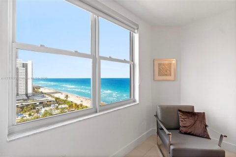 Condominio en venta en Hallandale Beach, Florida, 2 dormitorios, 115.2 m2 № 1871288 - foto 21