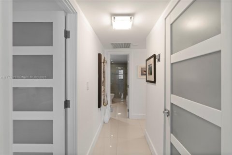 Condominio en venta en Hallandale Beach, Florida, 2 dormitorios, 115.2 m2 № 1871288 - foto 25