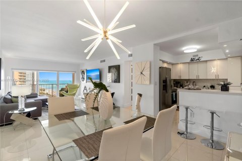 Condominio en venta en Hallandale Beach, Florida, 2 dormitorios, 115.2 m2 № 1871288 - foto 10