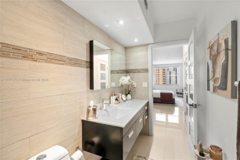 Condominio en venta en Hallandale Beach, Florida, 2 dormitorios, 115.2 m2 № 1871288 - foto 22