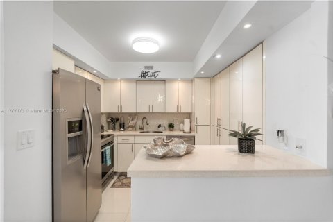 Condominio en venta en Hallandale Beach, Florida, 2 dormitorios, 115.2 m2 № 1871288 - foto 13