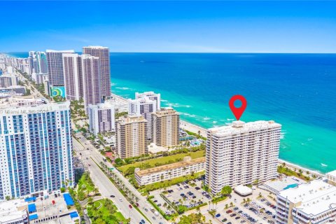 Condominio en venta en Hallandale Beach, Florida, 2 dormitorios, 115.2 m2 № 1871288 - foto 30