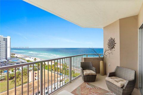 Condominio en venta en Hallandale Beach, Florida, 2 dormitorios, 115.2 m2 № 1871288 - foto 3