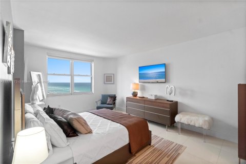 Condominio en venta en Hallandale Beach, Florida, 2 dormitorios, 115.2 m2 № 1871288 - foto 17