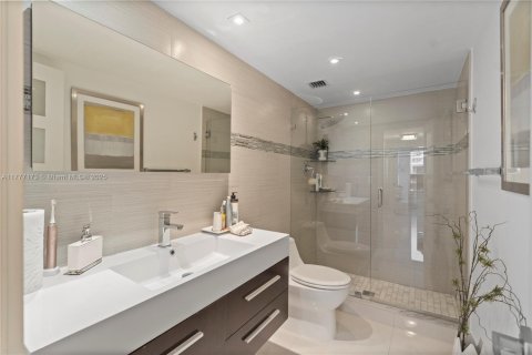Condominio en venta en Hallandale Beach, Florida, 2 dormitorios, 115.2 m2 № 1871288 - foto 24