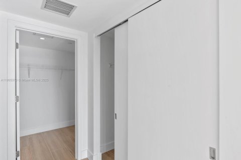 Condominio en venta en Bay Harbor Islands, Florida, 2 dormitorios, 114.18 m2 № 1964211 - foto 17