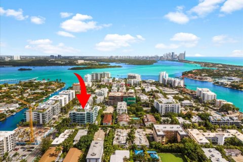 Condominio en venta en Bay Harbor Islands, Florida, 2 dormitorios, 114.18 m2 № 1964211 - foto 1