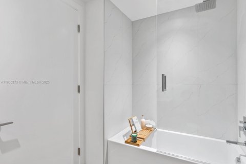 Condominio en venta en Bay Harbor Islands, Florida, 2 dormitorios, 114.18 m2 № 1964211 - foto 24