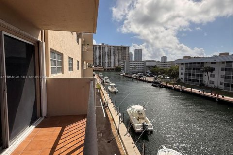 Condo in North Miami Beach, Florida, 2 bedrooms  № 2050831
