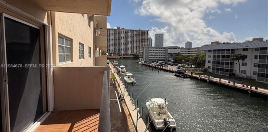 Condo in North Miami Beach, Florida, 2 bedrooms  № 2050831