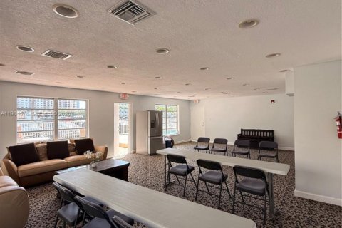 Condo in North Miami Beach, Florida, 2 bedrooms  № 2050831 - photo 28