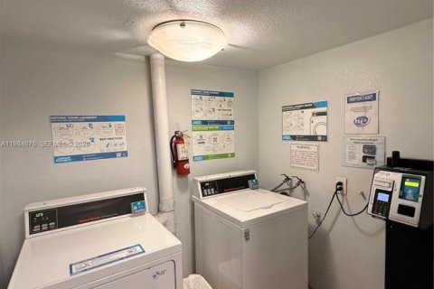 Condo in North Miami Beach, Florida, 2 bedrooms  № 2050831 - photo 21