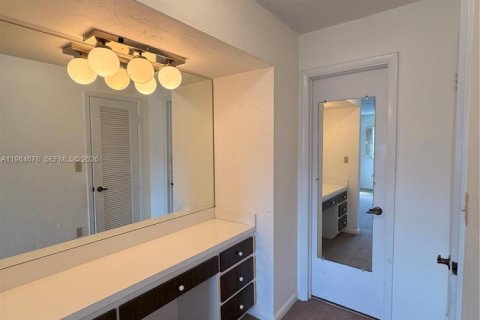 Condo in North Miami Beach, Florida, 2 bedrooms  № 2050831 - photo 18