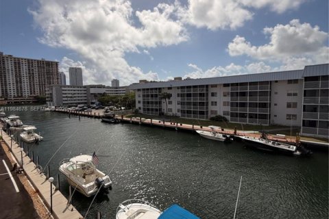 Condo in North Miami Beach, Florida, 2 bedrooms  № 2050831 - photo 3