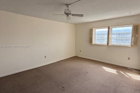 Condo in North Miami Beach, Florida, 2 bedrooms  № 2050831 - photo 16