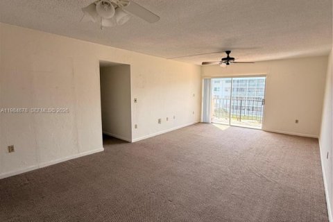 Condo in North Miami Beach, Florida, 2 bedrooms  № 2050831 - photo 8