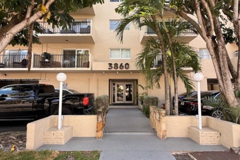 Condo in North Miami Beach, Florida, 2 bedrooms  № 2050831 - photo 4