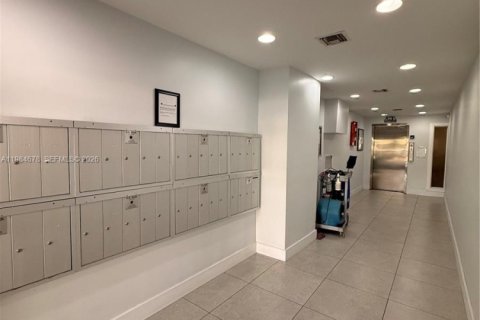 Condo in North Miami Beach, Florida, 2 bedrooms  № 2050831 - photo 23