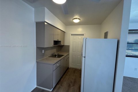 Apartamento en alquiler en Miami, Florida, 1 dormitorio, 910.16 m2 № 1988664 - foto 4