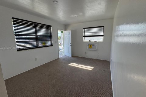 Apartamento en alquiler en Miami, Florida, 1 dormitorio, 910.16 m2 № 1988664 - foto 9