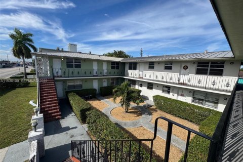 Apartamento en alquiler en Miami, Florida, 1 dormitorio, 910.16 m2 № 1988664 - foto 2