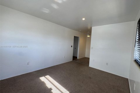 Apartamento en alquiler en Miami, Florida, 1 dormitorio, 910.16 m2 № 1988664 - foto 3