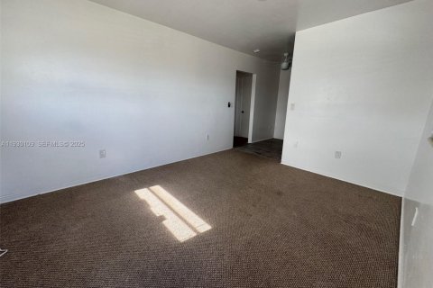 Apartamento en alquiler en Miami, Florida, 1 dormitorio, 910.16 m2 № 1988664 - foto 8