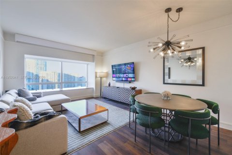 Hotel en venta en Miami, Florida, 1 dormitorio, 91.32 m2 № 2008712 - foto 3