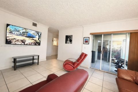 Condo in Hialeah, Florida, 2 bedrooms  № 2053945 - photo 19