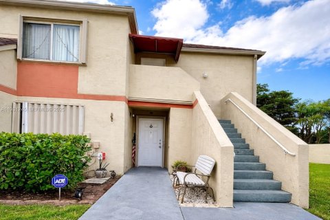 Condo in Hialeah, Florida, 2 bedrooms  № 2053945 - photo 2