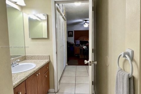 Condo in Hialeah, Florida, 2 bedrooms  № 2053945 - photo 17