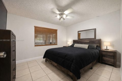Condo in Hialeah, Florida, 2 bedrooms  № 2053945 - photo 11