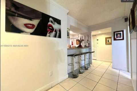 Condo in Hialeah, Florida, 2 bedrooms  № 2053945 - photo 22