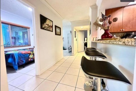Condo in Hialeah, Florida, 2 bedrooms  № 2053945 - photo 23