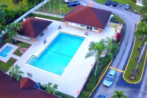 Condo in Hialeah, Florida, 2 bedrooms  № 2053945 - photo 8