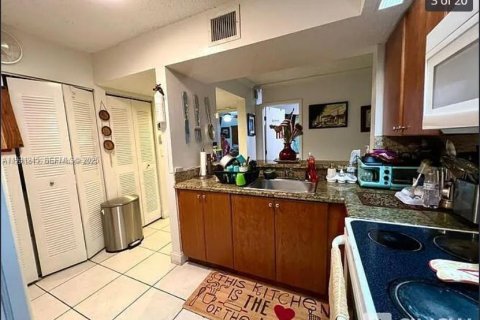 Condo in Hialeah, Florida, 2 bedrooms  № 2053945 - photo 20