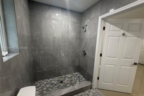 House in Miami Shores, Florida 5 bedrooms, 324.04 sq.m. № 1987430 - photo 12