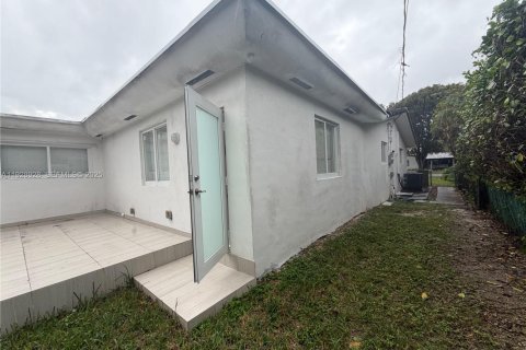 House in Miami Shores, Florida 5 bedrooms, 324.04 sq.m. № 1987430 - photo 21