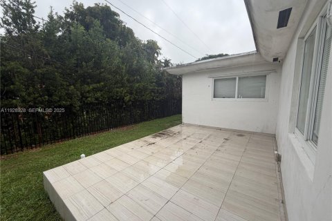 House in Miami Shores, Florida 5 bedrooms, 324.04 sq.m. № 1987430 - photo 19
