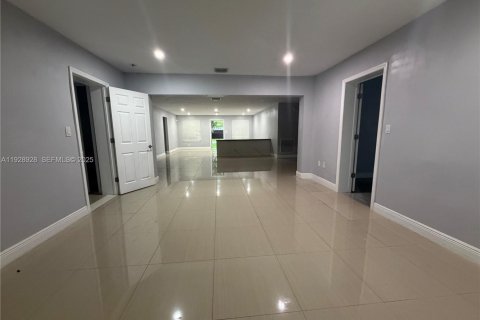 House in Miami Shores, Florida 5 bedrooms, 324.04 sq.m. № 1987430 - photo 6