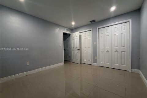 House in Miami Shores, Florida 5 bedrooms, 324.04 sq.m. № 1987430 - photo 7