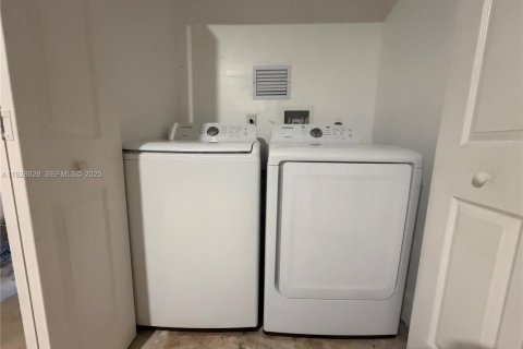 House in Miami Shores, Florida 5 bedrooms, 324.04 sq.m. № 1987430 - photo 26