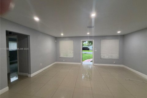 House in Miami Shores, Florida 5 bedrooms, 324.04 sq.m. № 1987430 - photo 8