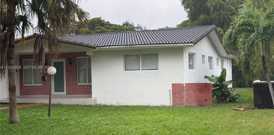 House in Miami Shores, Florida 5 bedrooms, 324.04 sq.m. № 1987430