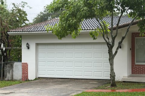 House in Miami Shores, Florida 5 bedrooms, 324.04 sq.m. № 1987430 - photo 3