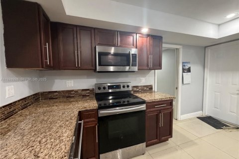 House in Miami Shores, Florida 5 bedrooms, 324.04 sq.m. № 1987430 - photo 9