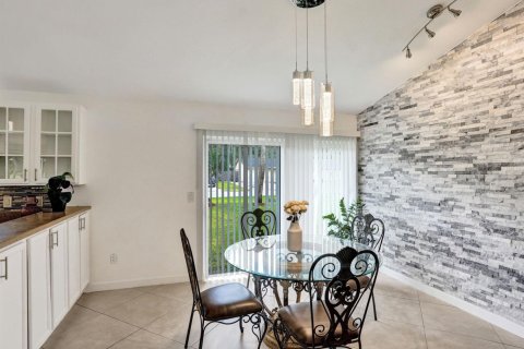 House in Lake Worth, Florida 3 bedrooms, 205.69 sq.m. № 2420840 - photo 9