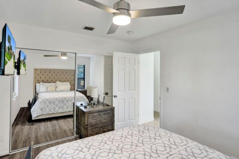 House in Lake Worth, Florida 3 bedrooms, 205.69 sq.m. № 2420840 - photo 15