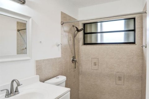 House in Lake Worth, Florida 3 bedrooms, 205.69 sq.m. № 2420840 - photo 16