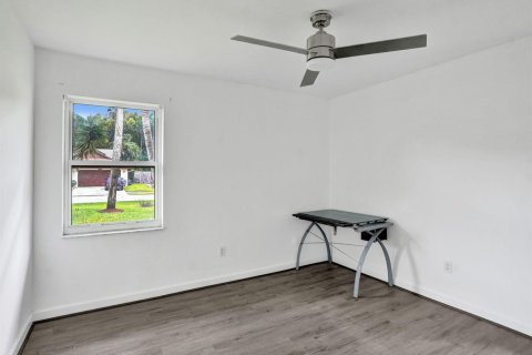 House in Lake Worth, Florida 3 bedrooms, 205.69 sq.m. № 2420840 - photo 17